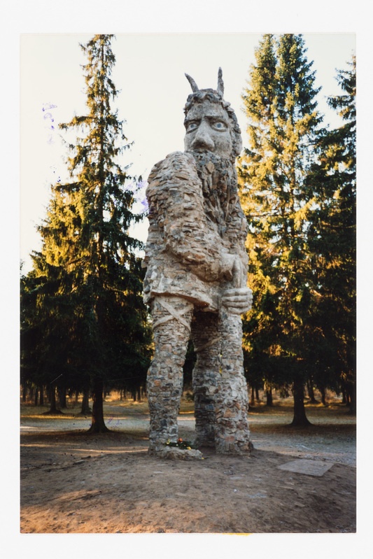 Kalevipoeg, skulptuur Glehni pargis Tallinnas.