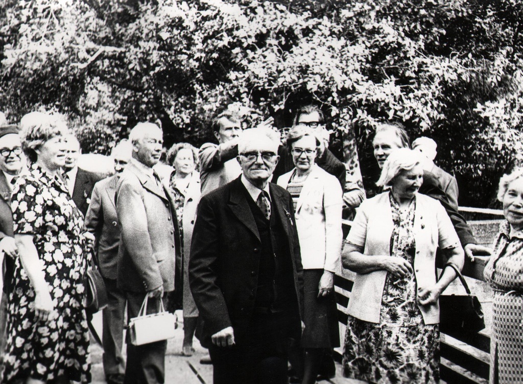 Piimandusveteranid III kokkutuleku päeval  Toila-Oru liigirikkas pargis