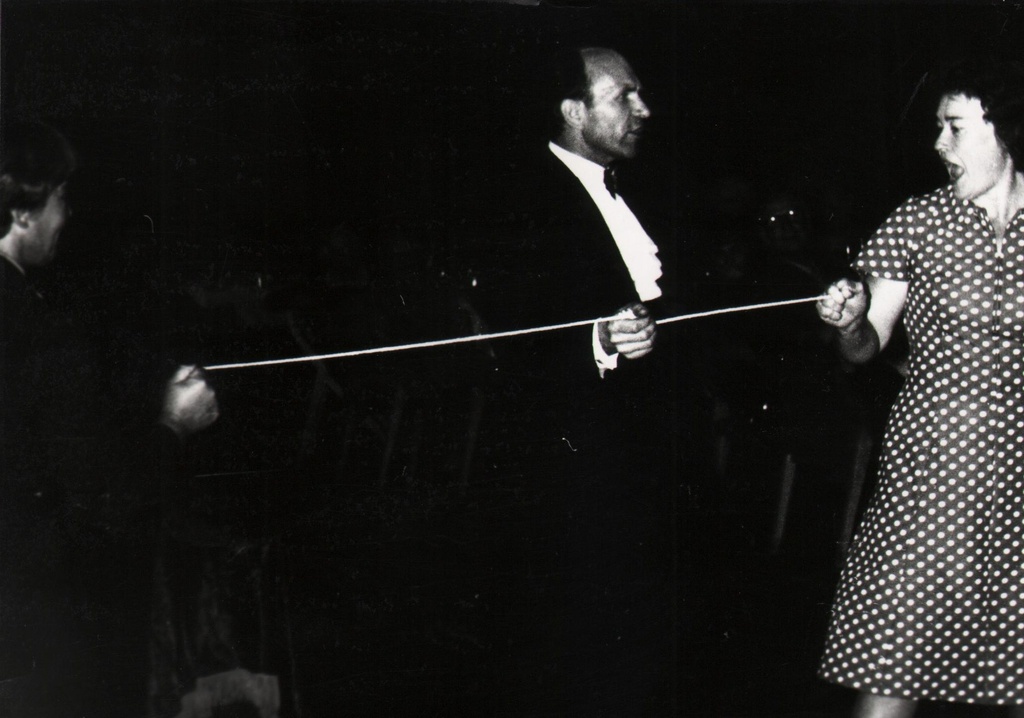 Veteranide III kokkutulekul Kohtla-Järvel,  teeb trikke "mustkunstnik"