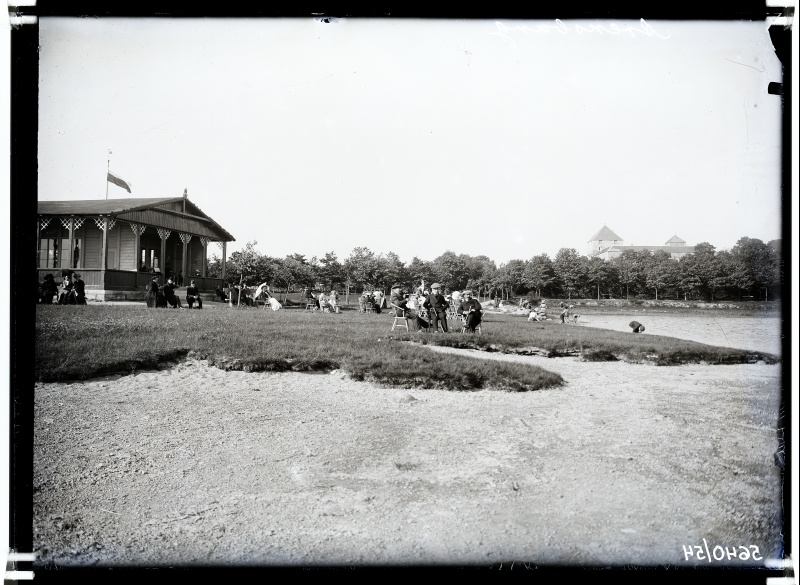 Rannakohvik "Trinkhalle", tagaplaanil loss.