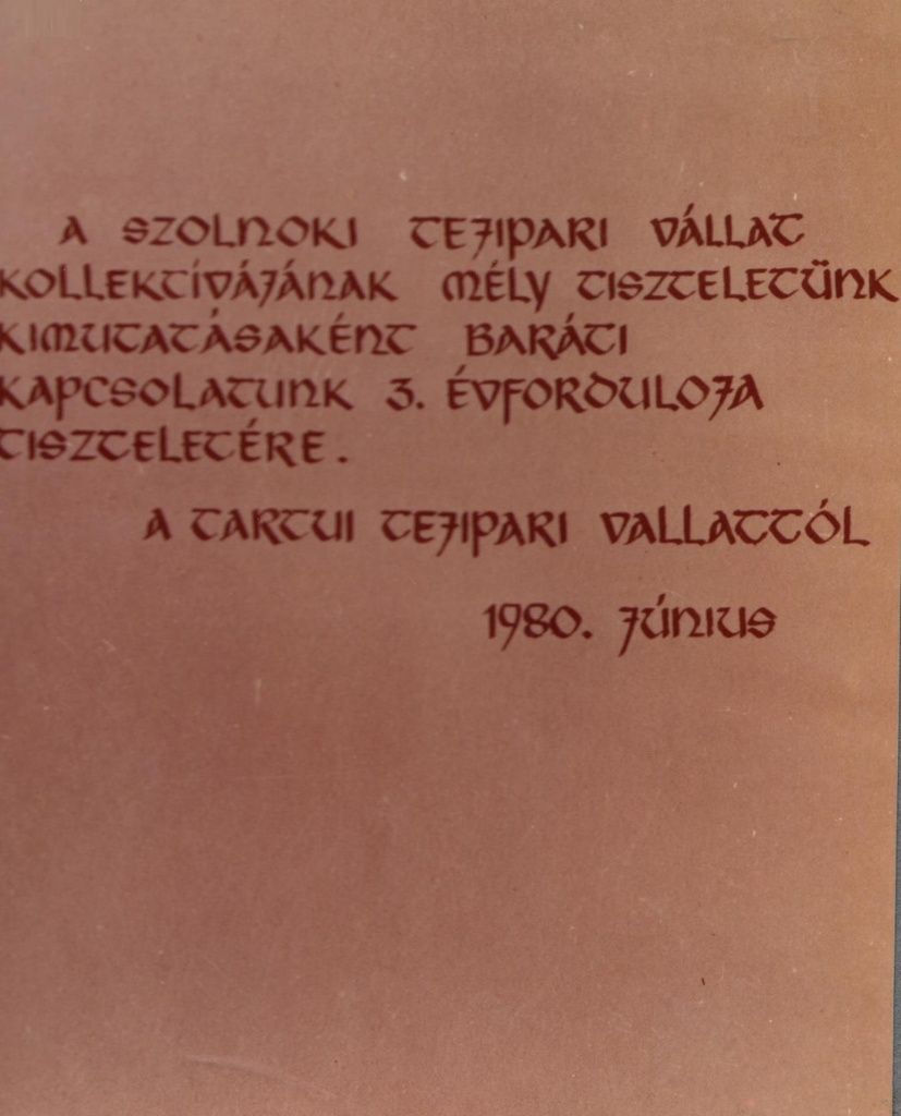 Ungari keelne tekst  "Szolnoki PTK kollektiivile sügava lugupidamise väljendamiseks sõprussuhete 3. aastap. puhul"