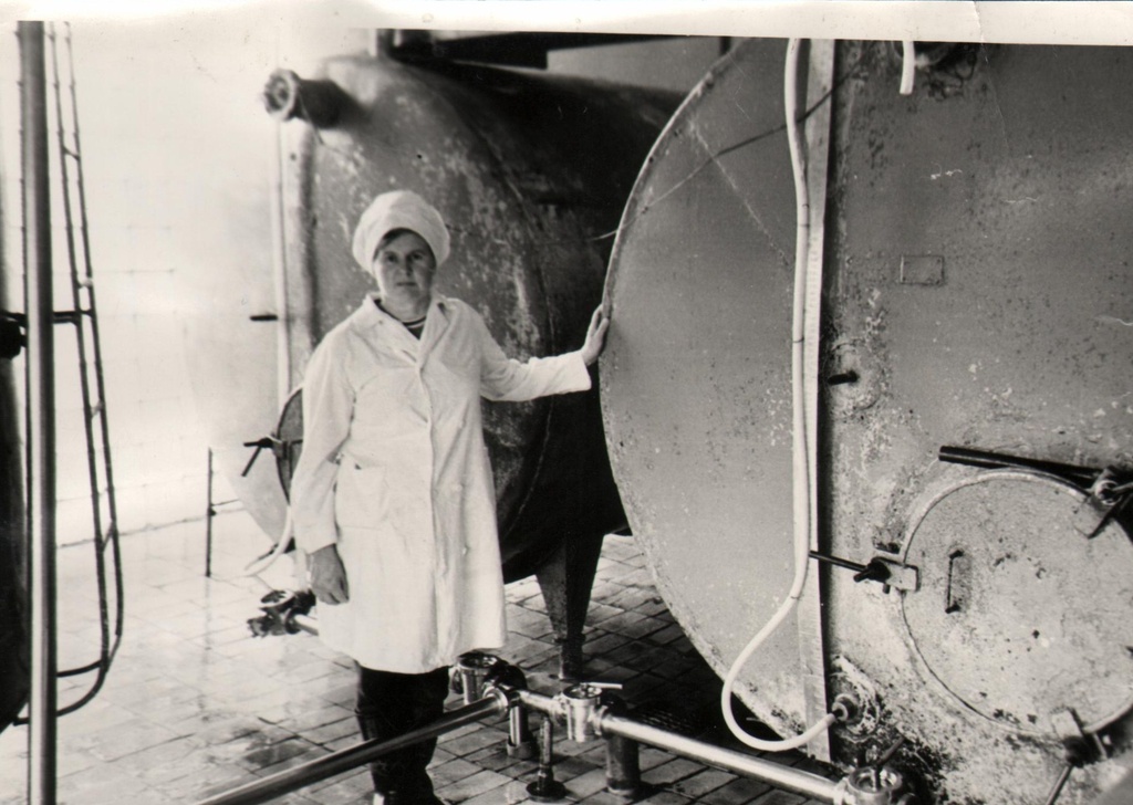 Kombinaadi töötaja piimapaakide juures