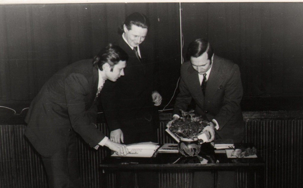 Komsomoli raporti allakirjastamine