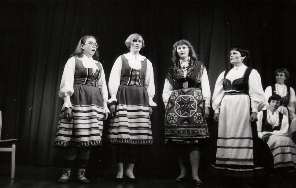 Saaremaa LPTK naisansambel esinemas