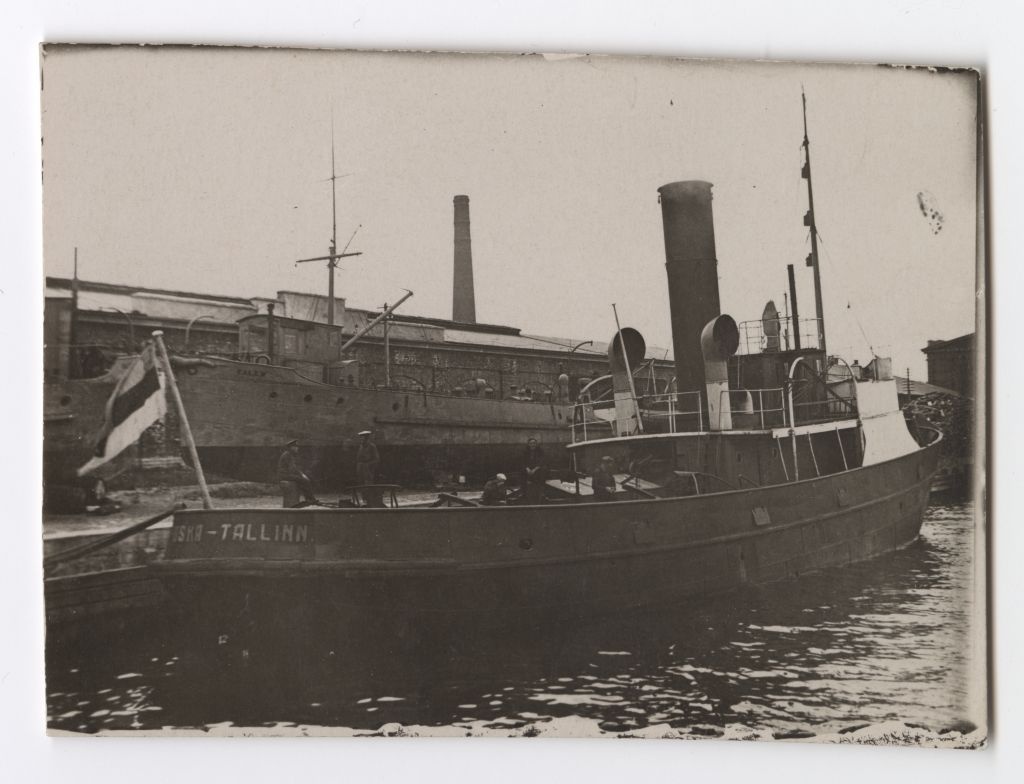The icebreaker "Jaan Poska" at the war port, the trail "Kalev" has been lifted to the cave.