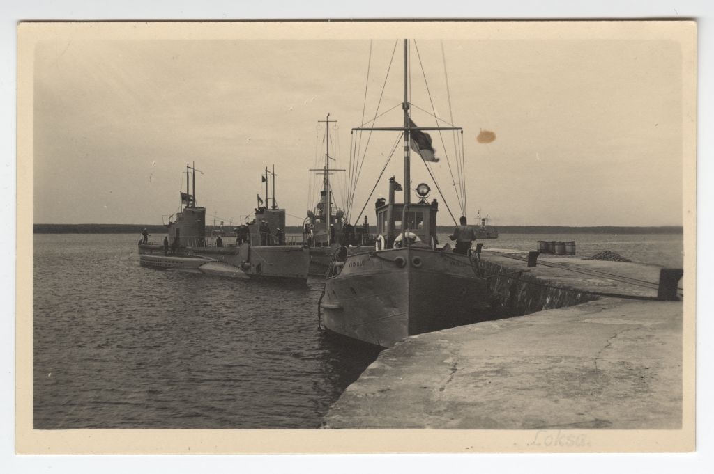 Trawler "Vaindlo", submarines "Kalev" and "Lembit" with watch ship "Lainega" at the Loksa port bridge.