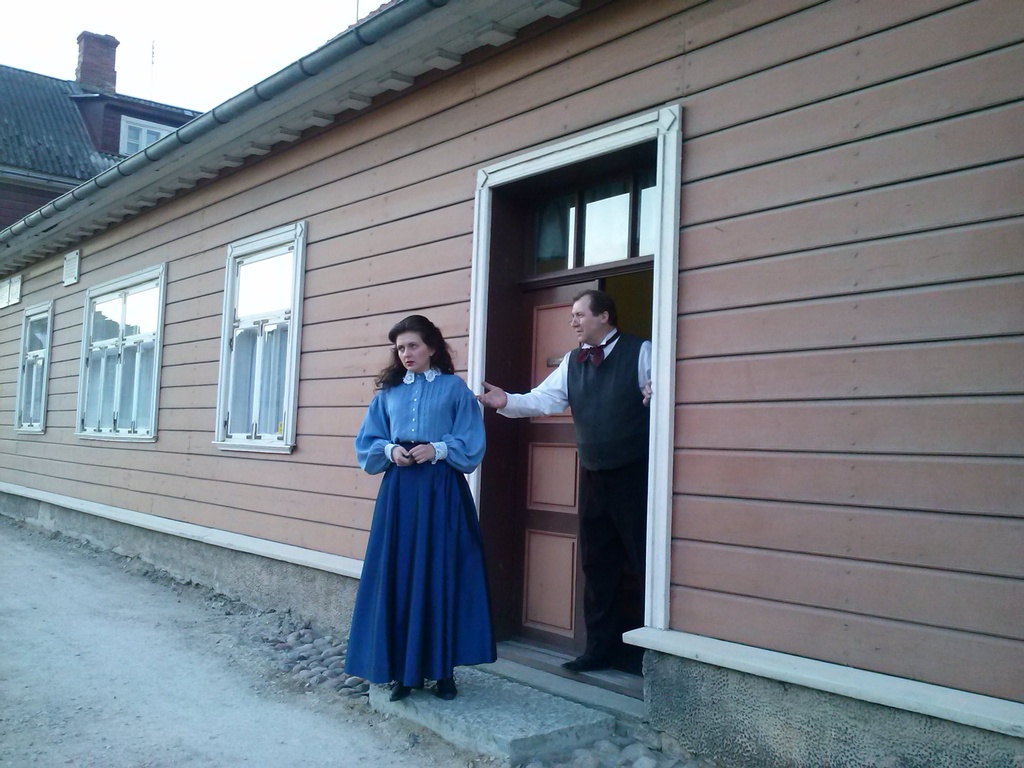 Foto. LYDIA KOIDULA (Kaili Viidas) ja Fr. R. KREUTZWALD (Elmar Trink). Võru, 14.12.2013.