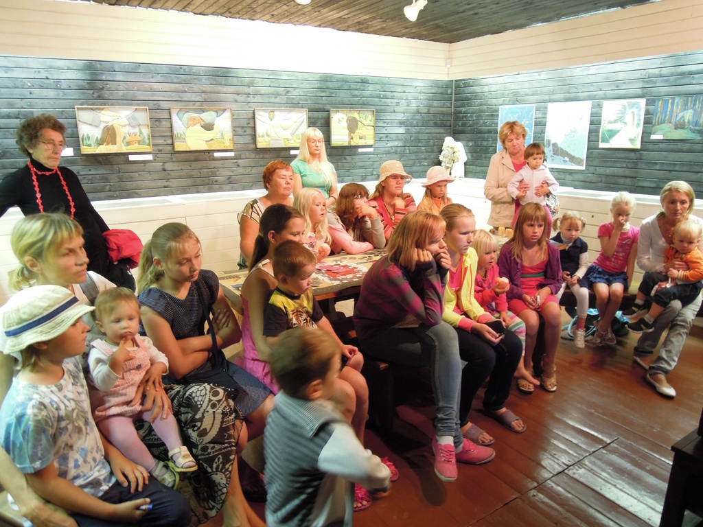 Foto. FILMI VAATAMINE muuseumi aidas. Võru, 21.08.2013.