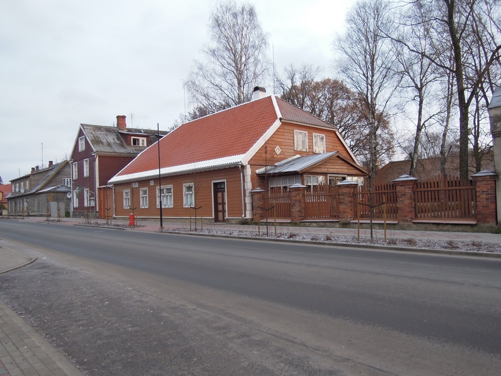Foto. Kreutzwaldi elumaja uue tänavapoolse katusega. Võru, 10.11.2014.
