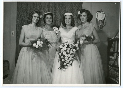 Tamara Rosenfeld oma pulmapäeval koos ema Alice Alexandra ja õdede Aleksandra ja Iraga  similar photo