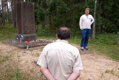 värvifoto, Läti, Strenci, kapten A. Irve mälestussamba avamine, 27.04.1994, foto T. Õun rephoto