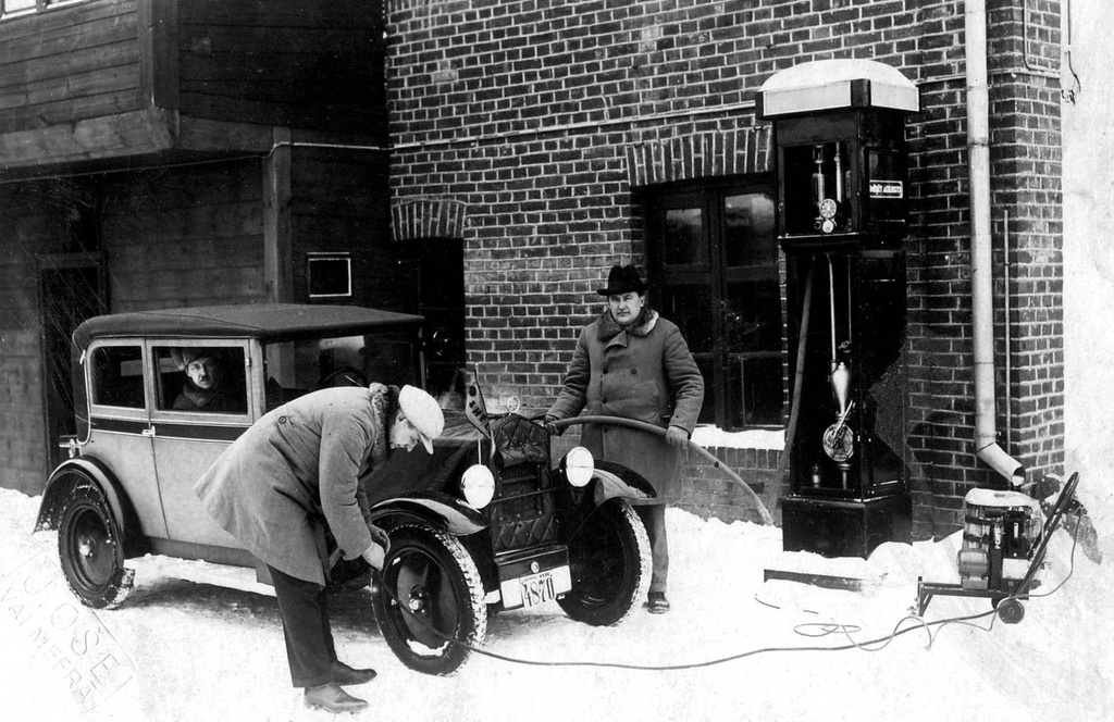 Valmiera. Benzīna uzpildes punkts Rīgas ielā