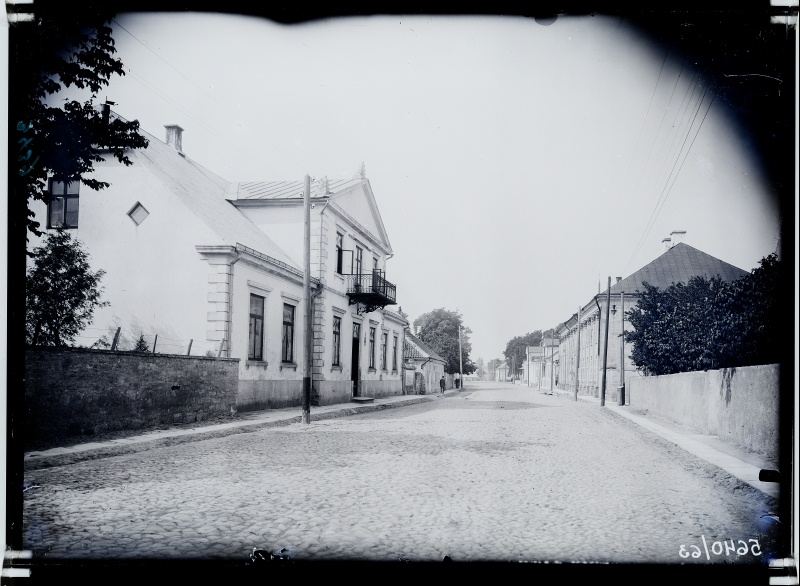 Vaade Kubermangu (Tallinna) tänavale, esiplaanil Kuressaare Eesti Seltsi hoone.