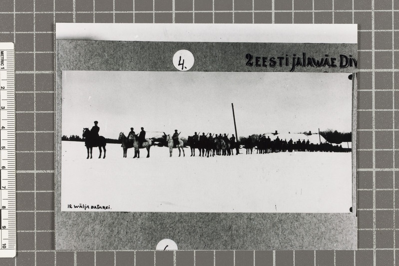 12. välipatarei Lõunarindel. Ees alamkapten Richard Lessel.