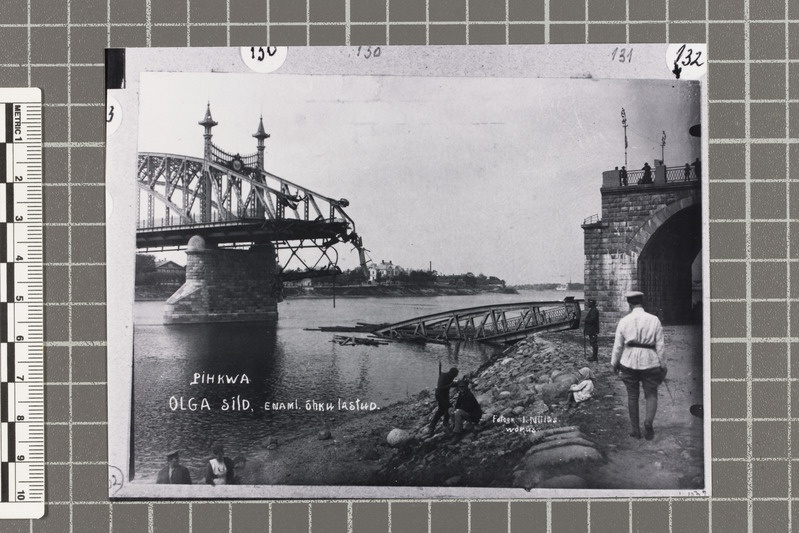Enamlaste poolt õhku lastud Olga sild Pihkvas. 1919 mai-juuni algus.