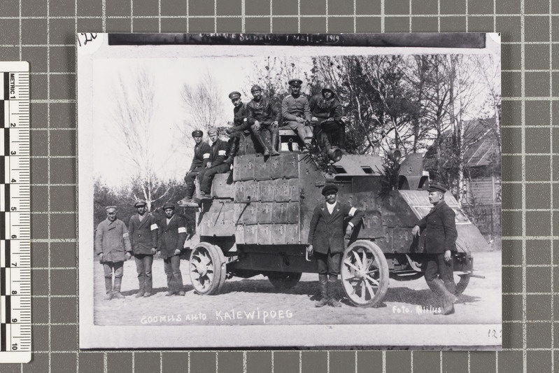 Soomusauto "Kalevipoeg" koos meeskonnaga Võrus, mais 1919,