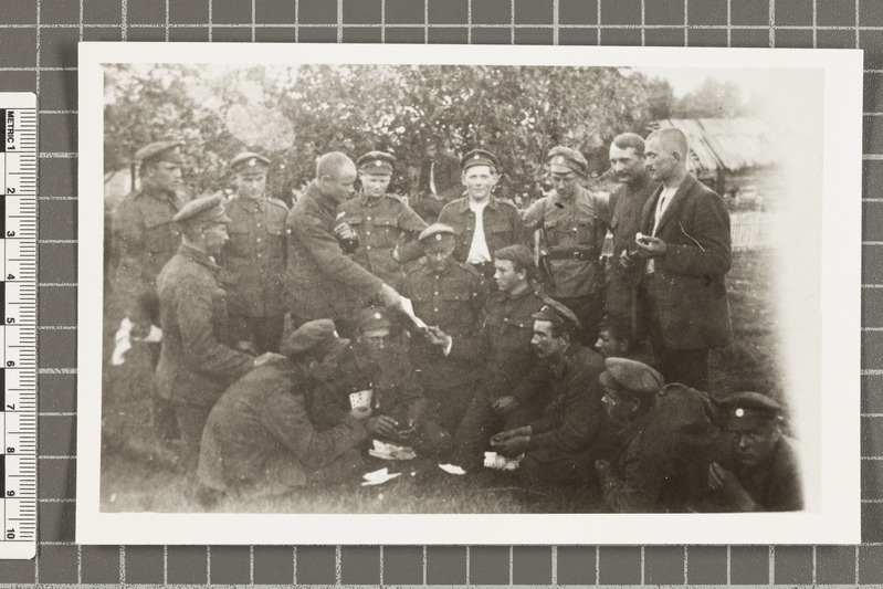 2. jalaväepolgu 4. roodu sõdurid puhkehetkel Lätis