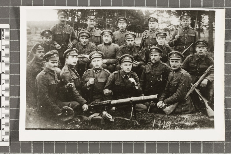 Grupp 2. jalaväepolgu sõdureid ja ohvitsere