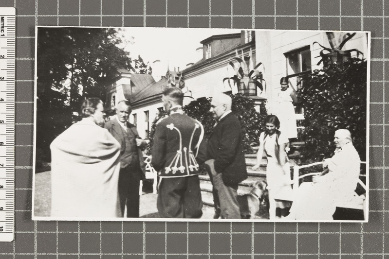 Seltskond Viimsi mõisa hoone ees