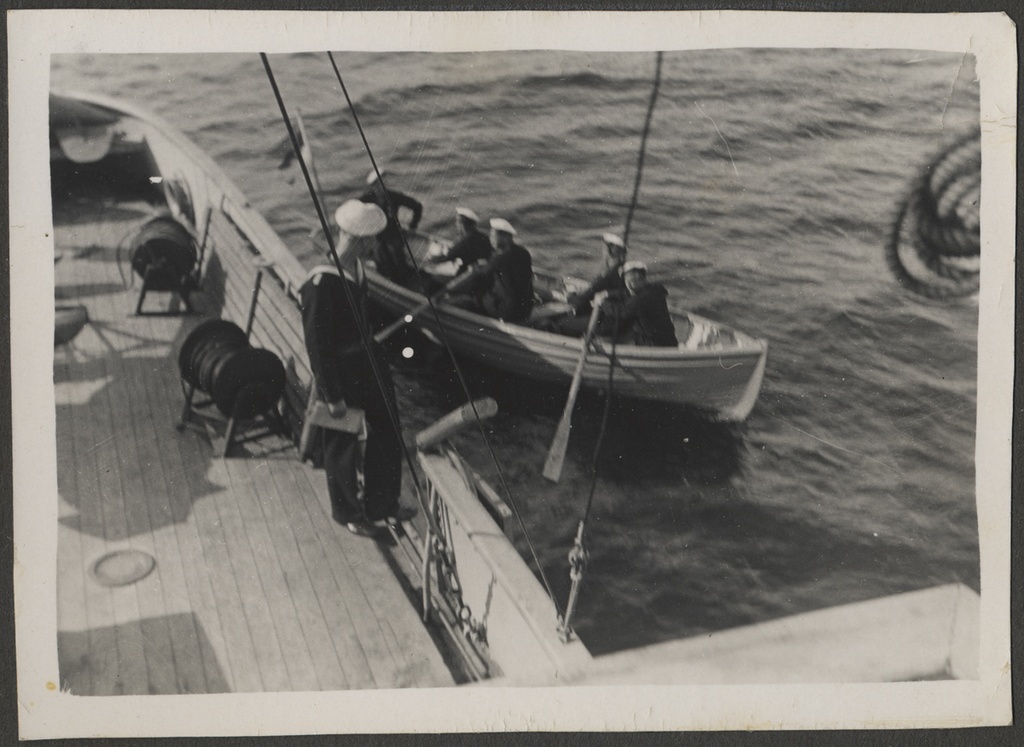 Boat with Navy guards in the porridge of the "Laine"