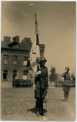 Sõjaväelane hoiab lippu tseremoonial Tondil  duplicate photo