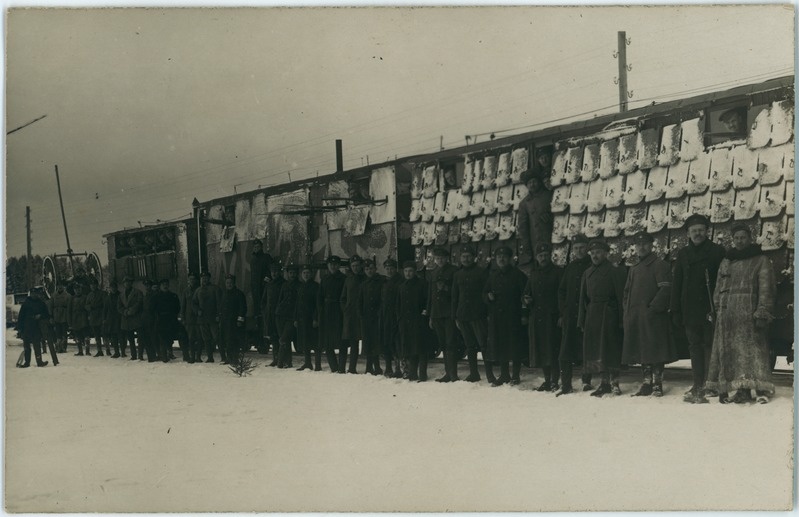 Kitsarööpmelise soomusrongi nr. 1 kuulipildujavagun (vasakul) ja kaks dessantvagunit koos meeskondadega Mõisakülas