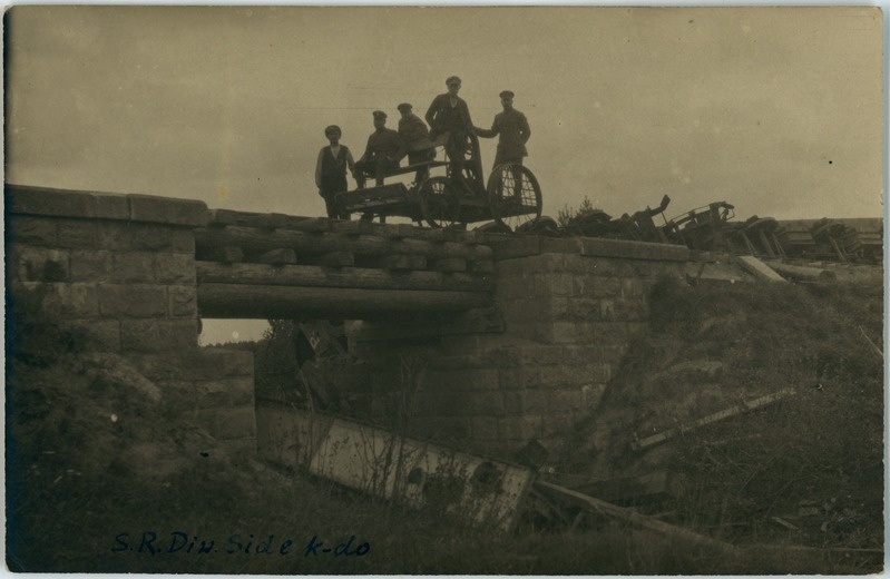 Soomusrongide divisjoni sidekomando Pihkva-Ostrovi vahelisel raudteel