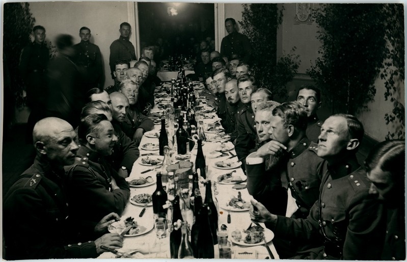 Ohvitserid õhtusöögil