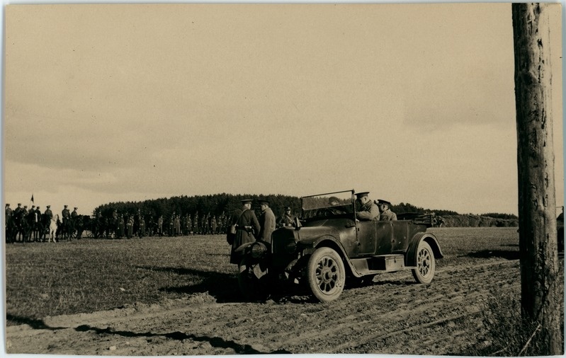 Grupp ohvitsere autoga, II diviisi ülem kindralmajor Nikolai Reek, (vasakult teine) hakkab paraadi vastu võtma