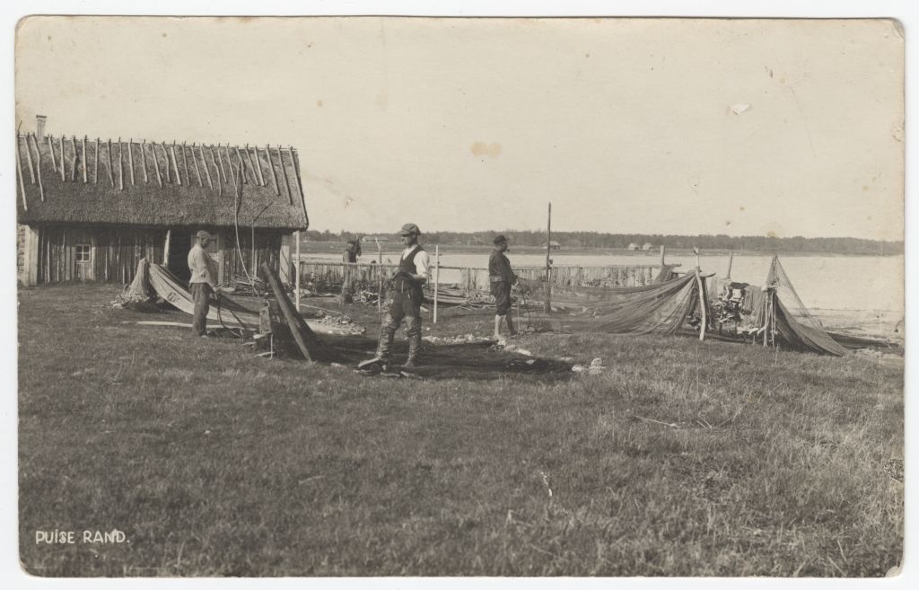 Fishermen on the wooden beach in 1923-1924