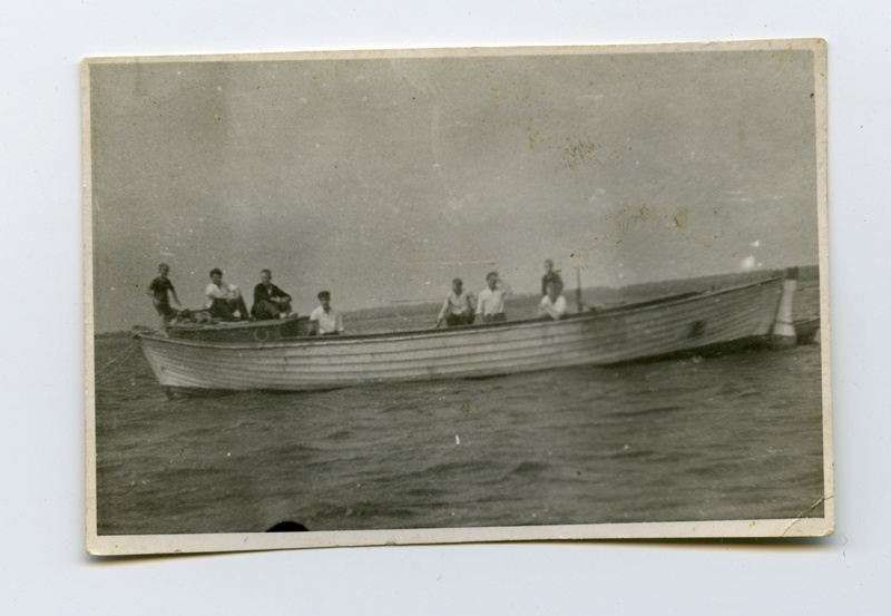 Fishermen of the Fishery Association "Yacht" arriving from the wrists with a boat