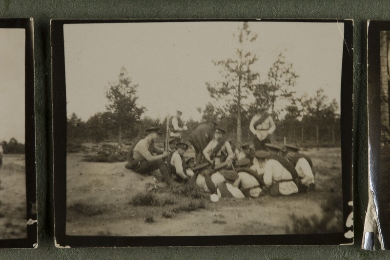 Sõjakooli 1931. a lõpetajad puhkepausil