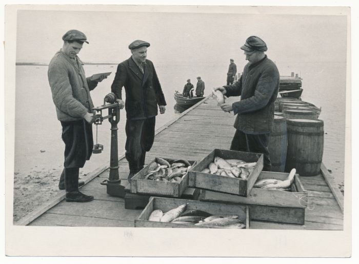 Photo. The fishermen of Hiiumaa Raj Ranna Kaluri collar (from left) L. Laast and m. Käärmanes. On the port bridge. 1953. Vatser.