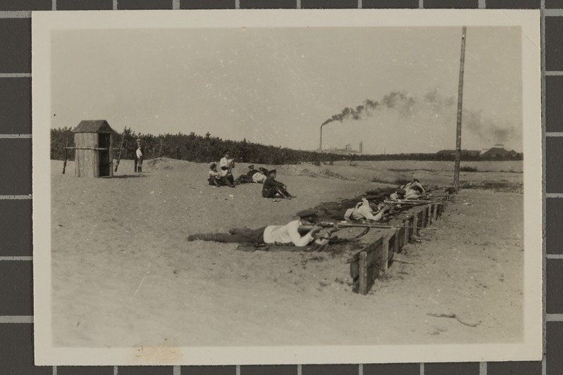 Sõjakooli 1931. a lõpetajad laskmas