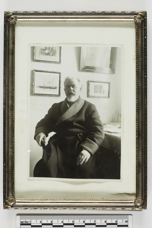 Johan Pitka hommikumantlis, 1938