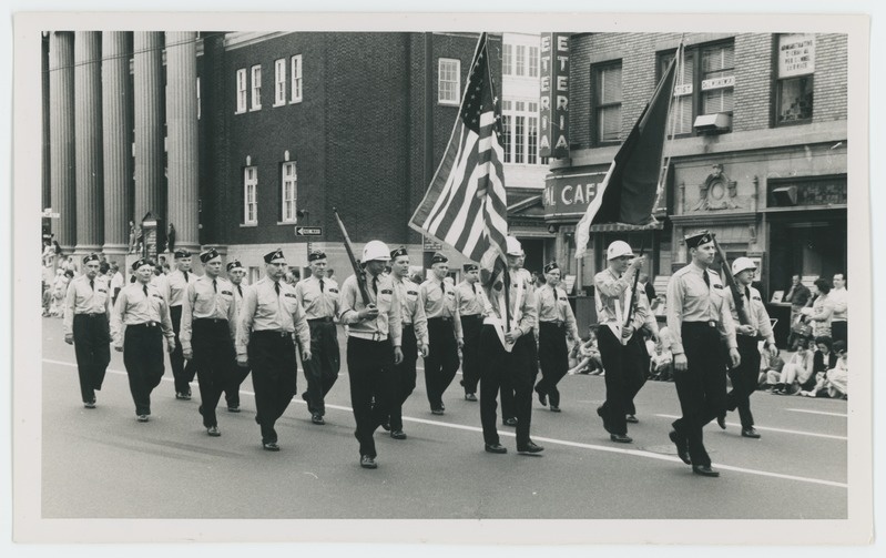 foto, Eesti Võitlejate Ühing Connecticutis liikimed ühel Memorial Day paraadil Hartfordis. 30. mai 1961