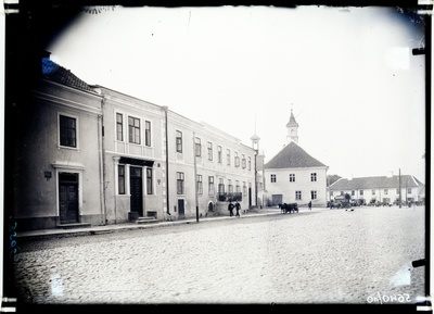 Vaade Kuressaare Raekojale ja turuplatsile  similar photo