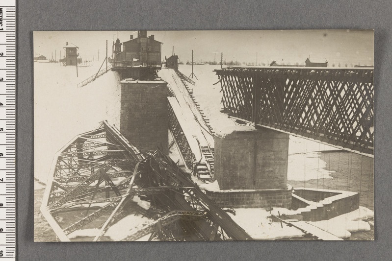 Narva purustatud raudteesild.