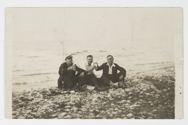 Toila fishermen on the beach to cook
