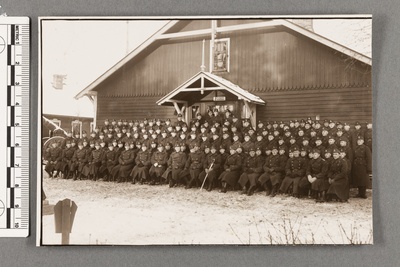 Pioneerpataljoni 1. korpus kasarmu ees Hiiul  duplicate photo