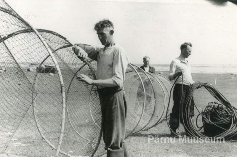 Photo, H.Rannau in 1956, fishermen of the Caucasus Colhose to organize the fishfinger.