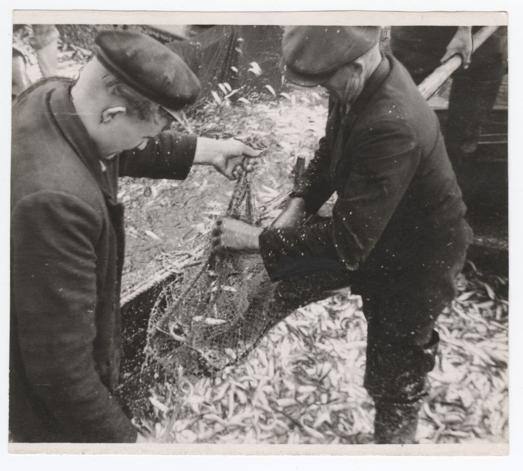"sõrve Kaluri" fishermen lifting the boat with a fork