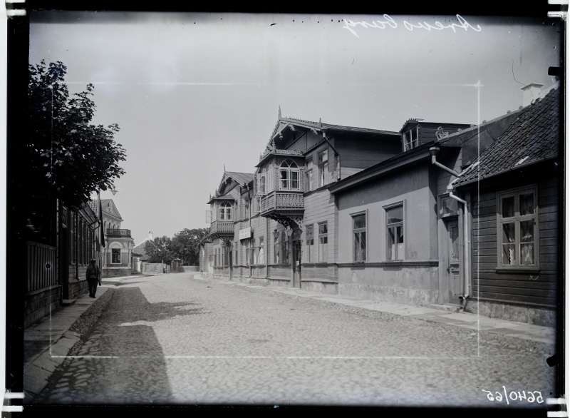 Kuressaare Tolli tänav, esiplaanil hotell "St. Peterburg"