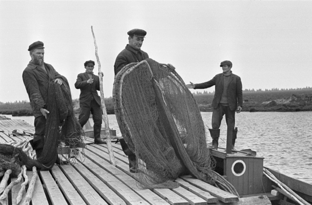 Piirissar. Fishermen on the port bridge.