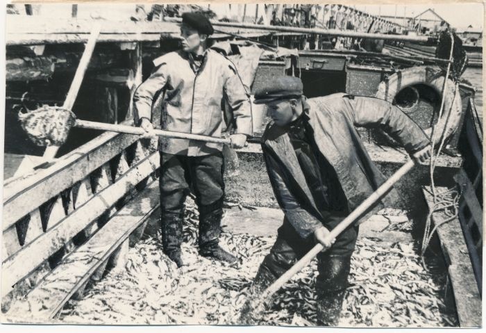 Photo. Fishermen of the 11th Brigade of Hiiumaa Fishery Component Meinchard Allik (left) and Ilmar Lõpe. Photographer. V. Gorbunov.