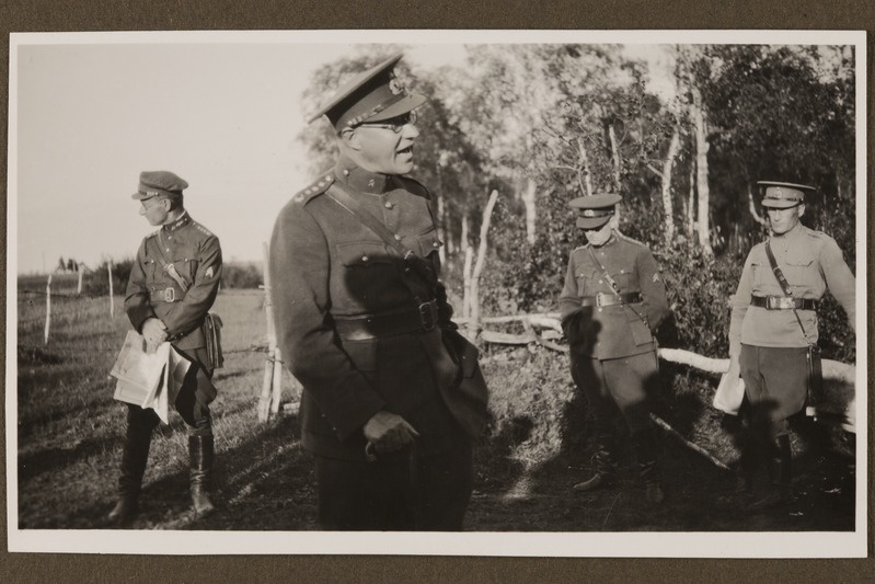 Kolonel Herbert Brede kõnelemas