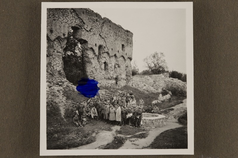 Ohvitserid Viljandi lossi varemeid uudistamas