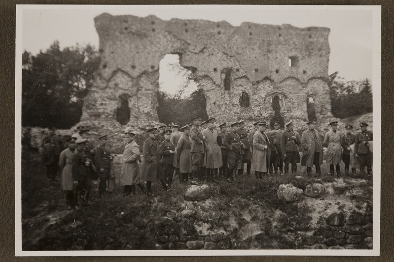 Ohvitserid Viljandi lossi varemeid inspekteerimas