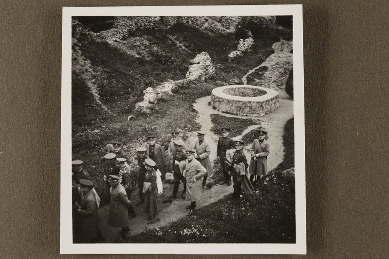 Ohvitserid Viljandi lossi kaevu juures