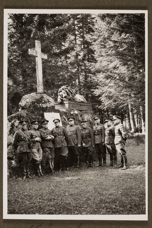 Eesti sõjaväelased Anrepi Vabadussõja mälestusmärgi juures, Kärstnas